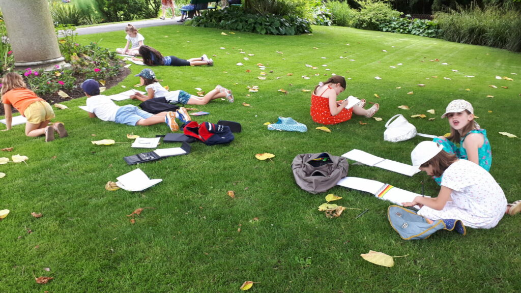 Cours enfants dans le parc du jardin des plantes à Angers