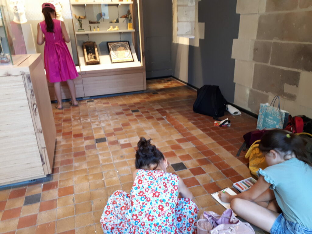 Dessin au musée avec enfants